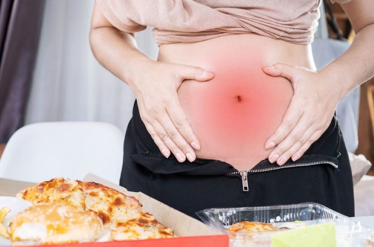 Nevhodné kombinácie ťažkých jedál, ako je pizza, môže spôsobiť tráviace ťažkosti a pocit ťažoby. Zdroj foto: Canva Nevhodné kombinácie ťažkých jedál, ako je pizza, môže spôsobiť tráviace ťažkosti a pocit ťažoby
